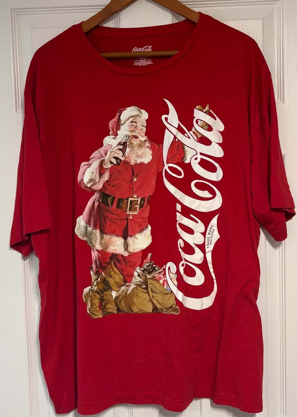 Coca-Cola Classic Vintage Santa Claus Graphic Tee Christmas Holiday Red T-Shirt